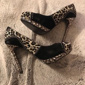 Heel black and white